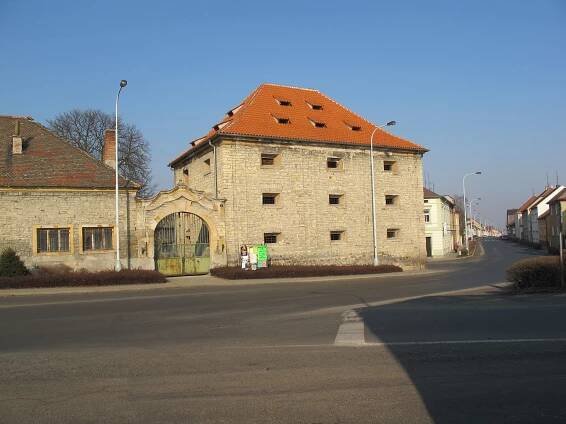 Soubor:Černčice sýpka.jpg