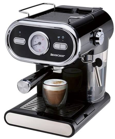 Černý kávovar SilverCrest s šálkem cappuccina
