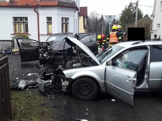 V Dolních Křečanech havarovala tři auta, hasiči museli jednoho člověka vyprostit