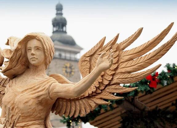 Českobudějovický advent odhalil sochu anděla hojnosti. Ludmila plní přání