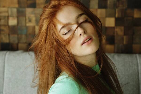 Jia Lissa, ryšavý, ženy, model, tvář, vlasy v obličeji, zavřenýma očima, hloubka pole, portrét, otevři pusu, Ženy uvnitř, dlouhé vlasy