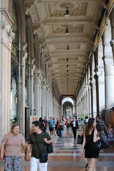 bezplatná Rušná scéna uvnitř ikonické milánské Galerie Viktora Emanuela II. s turisty i místními obyvateli. Základová fotografie