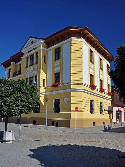 Súbor:Nové Mesto nad Váhom, obecný úrad, Slovensko.jpg