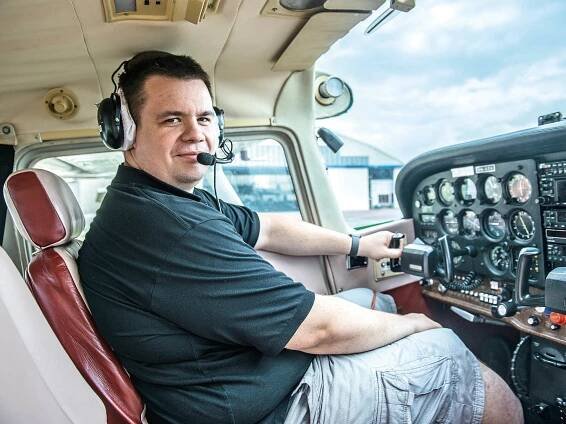 Podnikatel Damir Špoljarič poprvé seděl v letadle v červnu, dnes už má pilotní průkaz. (Foto: Honza Mudra)