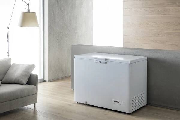 Volně stojící truhlicová mraznička Whirlpool: bílá barva - WHE39333