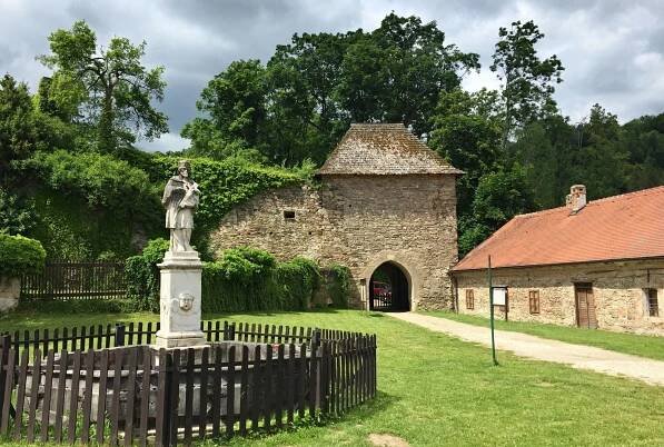 Fotografie - Kašna se sochou sv. Jana Nepomuckého - 13.06.2021