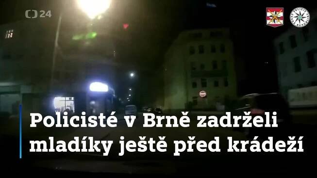 Trojici výtržníků chytili policisté přímo při činu, když se minulý týden v centru Brna chtěli vloupat do pobočky jednoho internetového obchodu. (video)