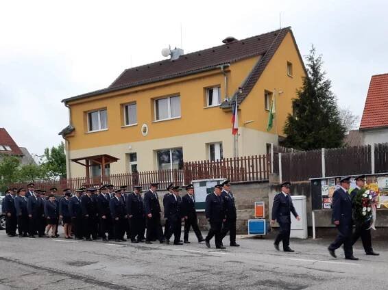 Pietní akt - položení věnce k pomníku E. Diviše - Oficiální stránky obce Osek