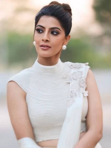 In Pics: Stylish looks of Varalaxmi Sarathkumar