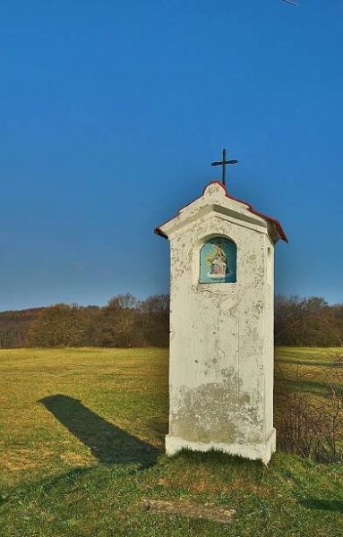 Soubor:Boží muka východně od obce u modré turistické trasy do Sloupu, Vavřinec, okres Blansko.jpg