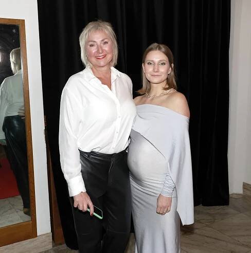 Půvabná dcera Miroslava Hanuše je opět těhotná: Hvězda Ulice na premiéře překvapila svým bříškem