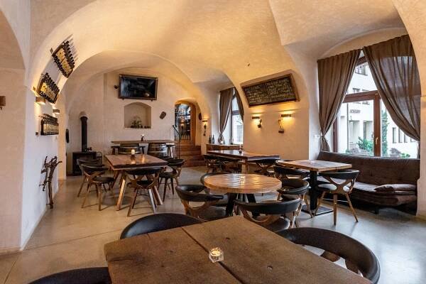 Korek vinný bar & bistro - Gourmet Jižní Morava - Impozantní vinný bar
