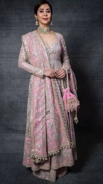 Urmila Matondkar captivates in a breathtaking series of photos