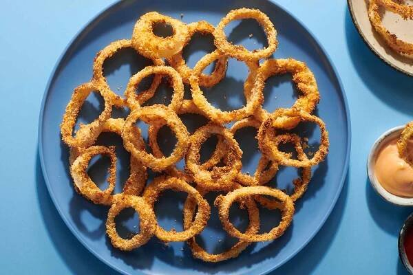 Air fryer onion rings on a blue plate