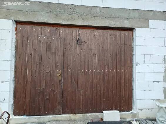 Garážová vrata dřevěná s naloženými dveřmi - Davle - Bazar