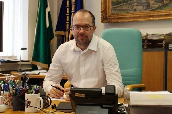 Ve Dvoře Králové napadli starostu Jana Jarolíma
