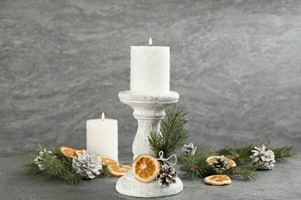 Půvabný vánoční svícen si vyrobíte za pár minut: je ozdobou štědrovečerního stolu, adventní věnec na něj nepatří