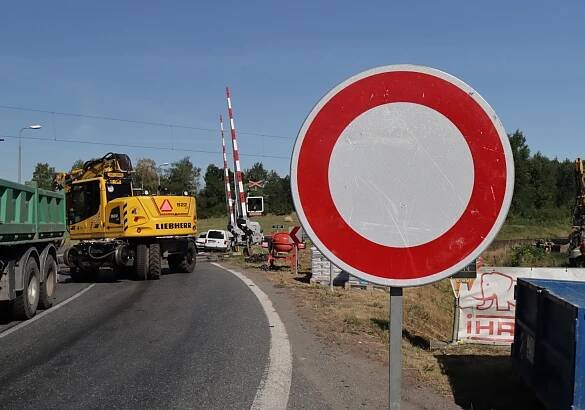 Uzavřeno, objížďka. Chodovou Planou neprojedete, opravují zde železniční přejezd