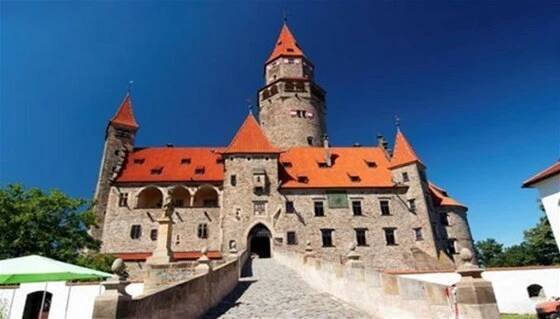 Majestátní hrad Bouzov se stal oblíbenou kulisou českých i zahraničních
