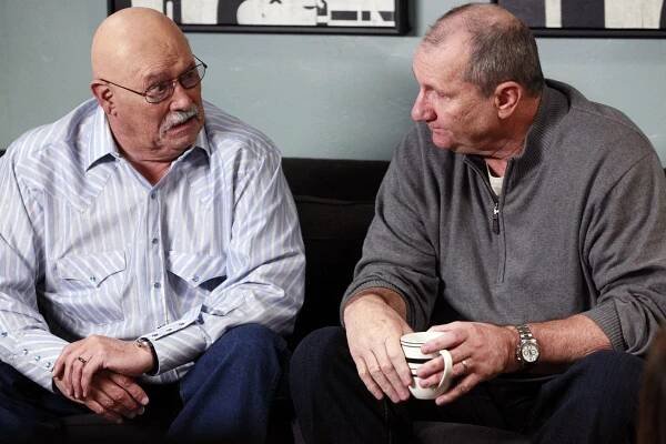 Taková moderní rodinka - Rozloučení s Waltem - Z filmu - Barry Corbin, Ed O'Neill
