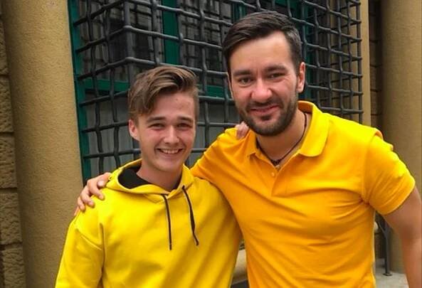 VIDEO: Pepa byl v Krajinské zabraný do písně, když si k němu přisedl Marek Ztracený. Dali si duet