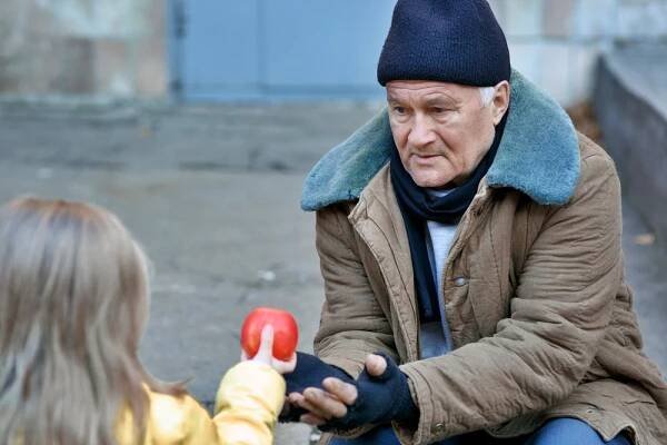 Malá holčička darovala svůj oběd bezdomovci: Za dva dny její matka přijala překvapující telefonní hovor. V tu chvíli se její dceři obrátil život vzhůru nohama