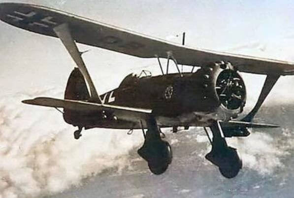 Henschel Hs 123 byl odolný dvojplošník, který piloti milovali. Chtěli ho i v době, kdy už byly k dispozici tryskáče