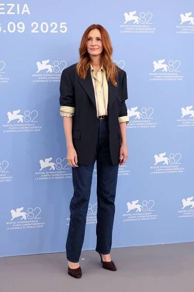 Julia Roberts leiht Amanda Seyfried bei den Filmfestspielen in Venedig ihren genialen Jeans-Look von Versace