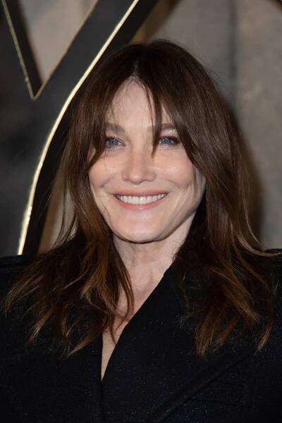 Tohle si jako první dáma dovolit nemohla: Carla Bruni (55) odhalila na přehlídce parádní nohy jen v kratičkém kabátku