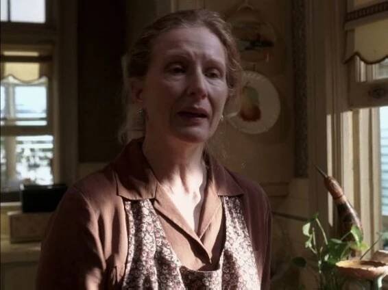 Frances Conroy in Odpočívej v pokoji (2001)