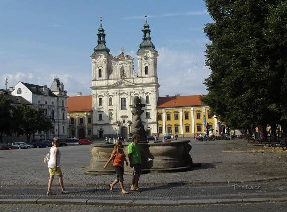 Městský úřad a barokní jezuitský komplex