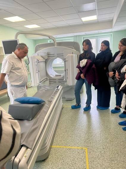 FOTO: Rezonance i sterilizace. Středoškoláci poznávají práci v nemocnici