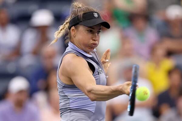 Putintseva golpea una bola en su partido contra Paoli.