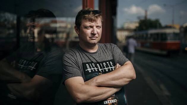 Ještě před rokem znali Michala Isteníka v podstatě jen návštěvníci brněnských divadel. Nyní jej na ulici poznávají lidé po celé republice.