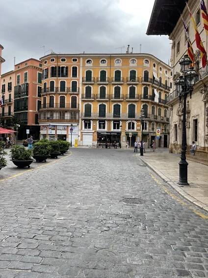 The square Hotel Cort is located on