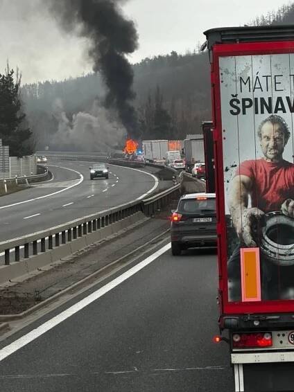 Požár autobusu na D5