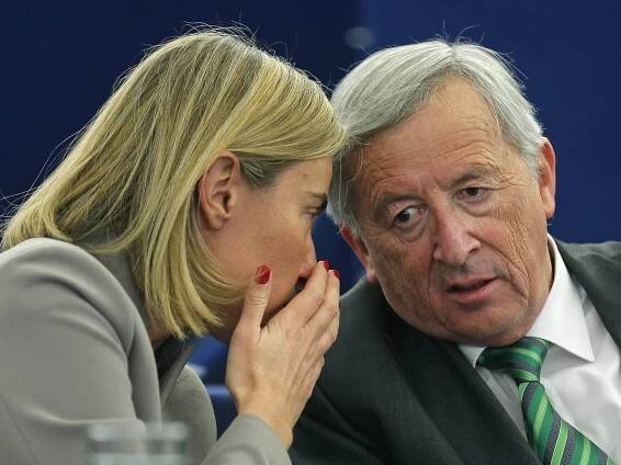 Předseda Evropské komise Jean-Claude Juncker a jeho „ministryně zahraničí“ Federica Mogheriniová mají důvod k radosti.