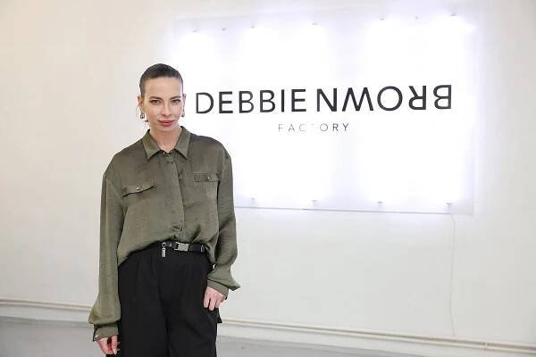 Debbie Brown: Nevěsty jsem nedávala. Dělám extravagantní módu, ne bizár