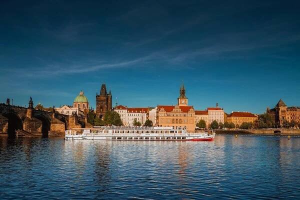 Večeře na lodi | Prague-Boats.cz