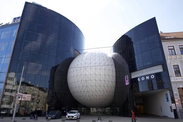 The main entrance of the Sono hotel