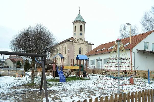 Obec Želenice u Mostu leží v údolí řeky Bíliny pod kopci Českého středohoří.