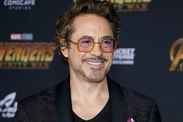 Robert Downey Jr. o podivných výchovách otce: Když jsme spolu brali drogy, jako by mi říkal, že mě má rád