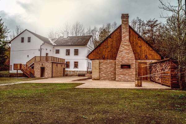 Realizace z lícových cihel a pásků