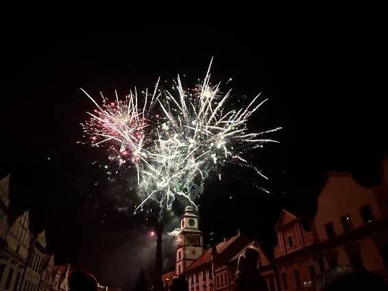 Třeboň se novoročního ohňostroje nevzdala. Světelnou show sledovaly tisíce lidí