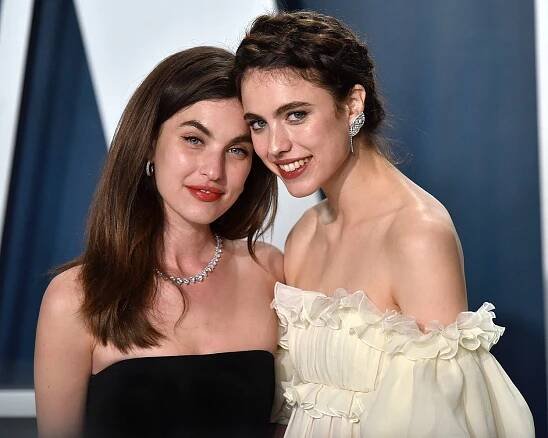 Dcera herečky Andie MacDowell fotila úplně nahá. Intimní partie zakrývaly jen kabelky