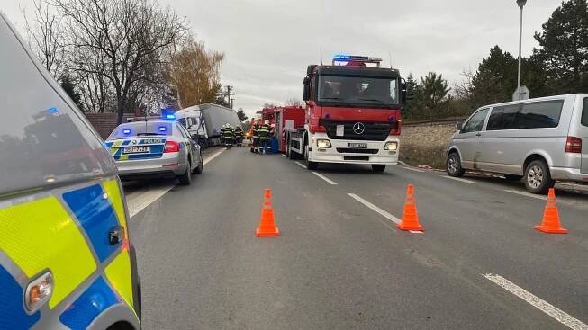 Hasiči vyprošťovali kamion pět hodin