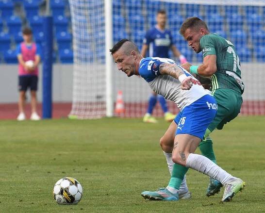 Fotbalisté Baníku Ostrava (v bílém) v generálce proti Karviné.