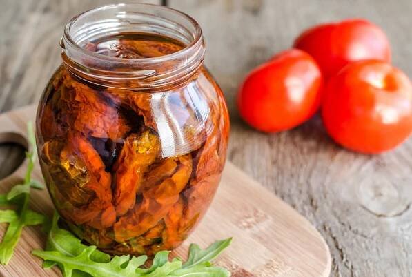 Velká úroda rajčat? Udělejte z nich domácí kečup, omáčku nebo je usušte! | Recepty.Blesk.cz