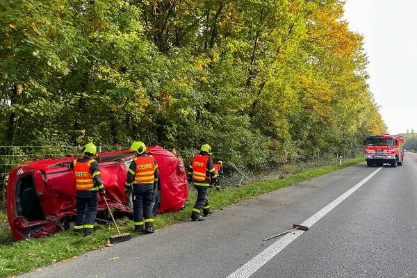 Sobotní nehoda v Paskově, auto skončilo po kotrmelcích na boku
