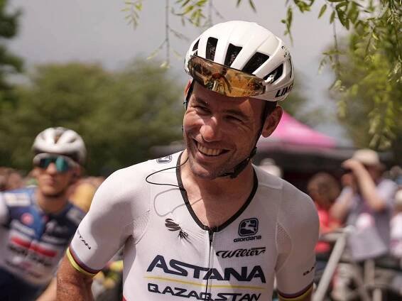 Mark Cavendish lands emotional victory in final stage of farewell Giro d’Italia